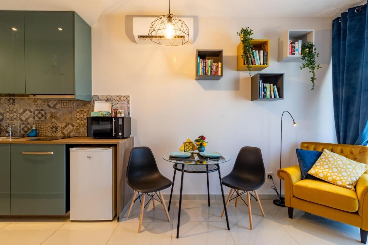 Light House - Seafront Cosy Studio With Library Paphos 外观 照片