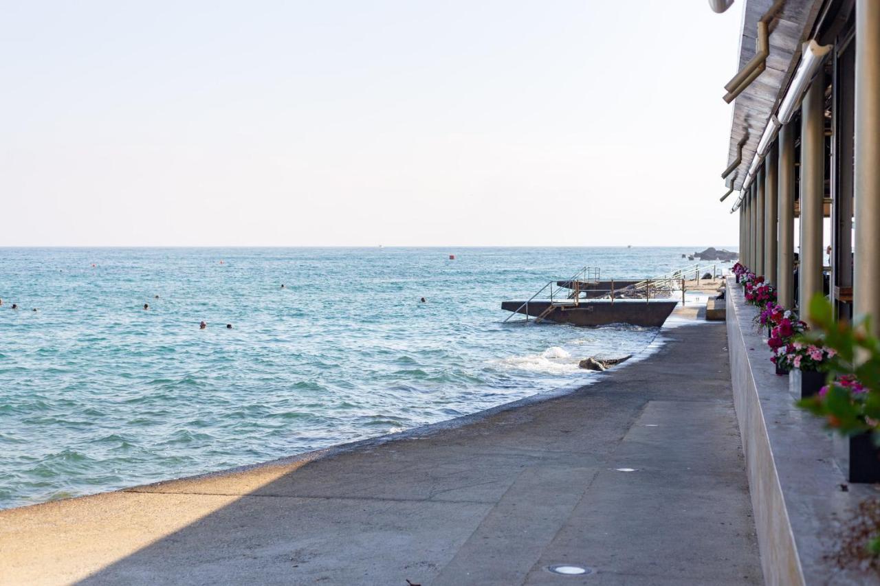 Light House - Seafront Cosy Studio With Library Paphos 外观 照片