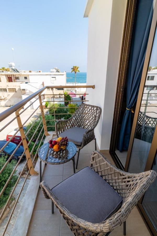 Light House - Seafront Cosy Studio With Library Paphos 外观 照片