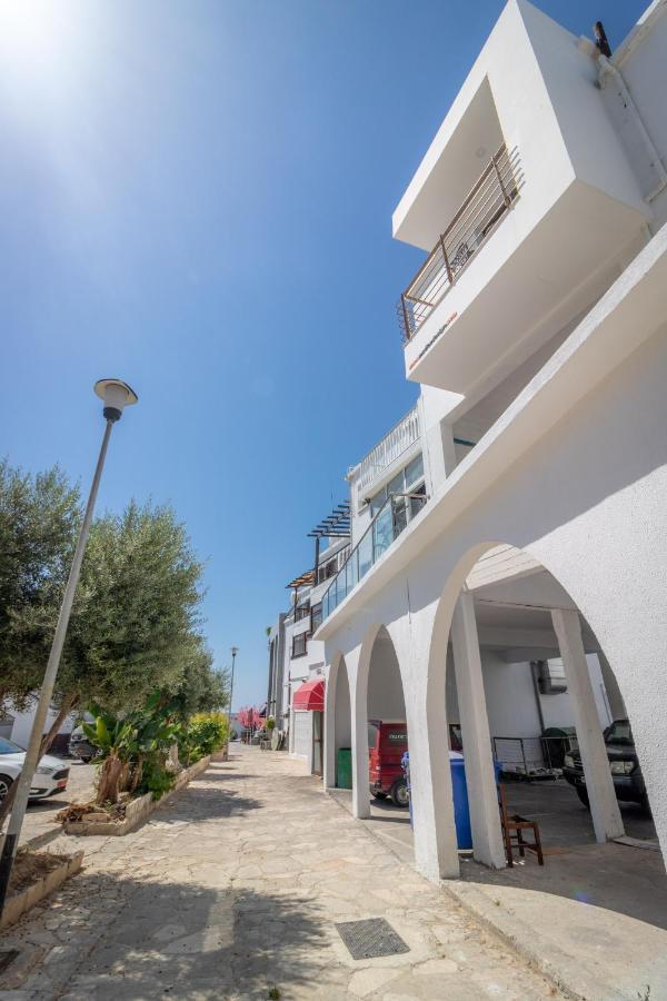 Light House - Seafront Cosy Studio With Library Paphos 外观 照片